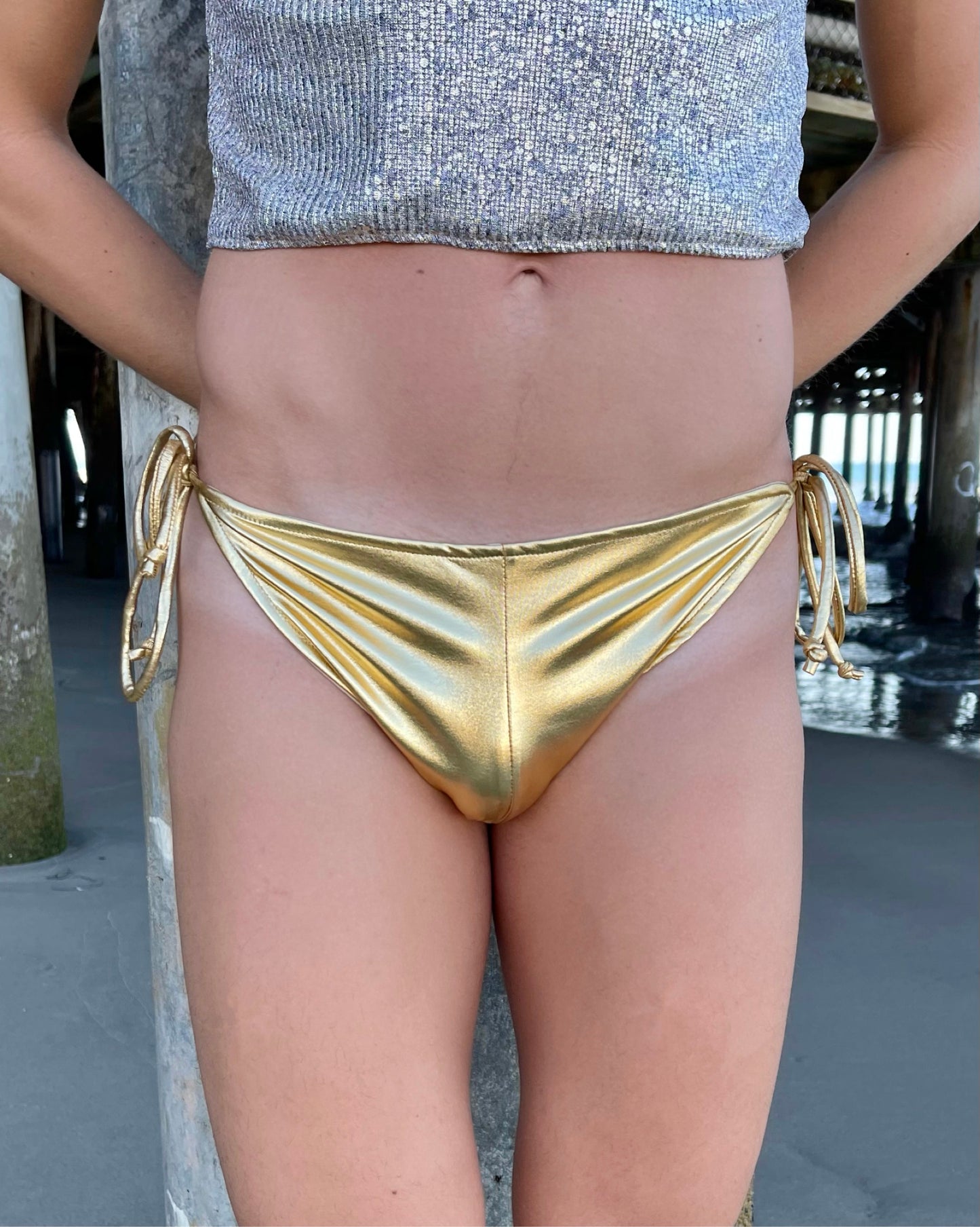 Golden Bikini – Live Uncaged